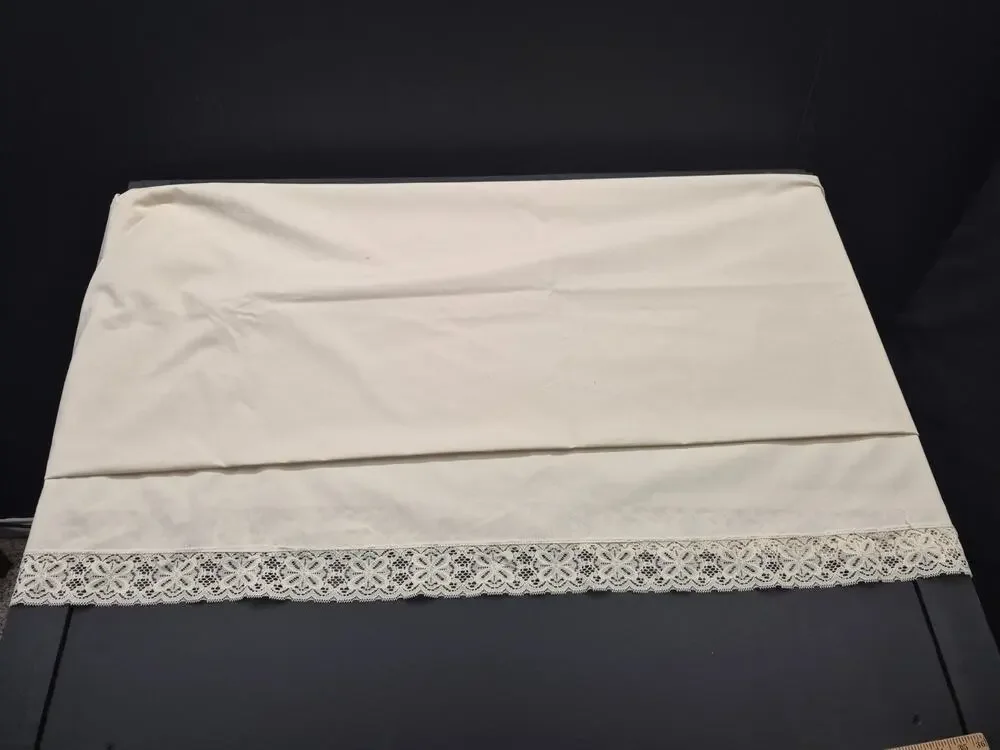Vintage Ivory Linen And Lace Table Cloth 80 × 64